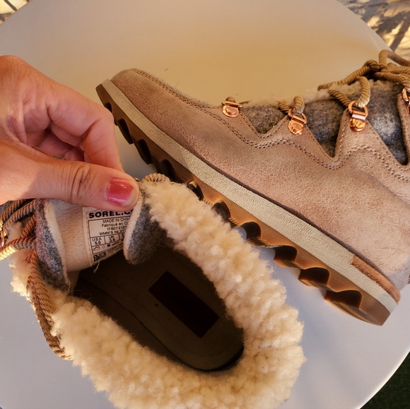 Tan Sorel Boots with shearling trim - Picture 5 of 5